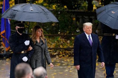 Bà Melania không khoác tay ông Trump trong một sự kiện công khai giữa tin đồn sắp ly hôn