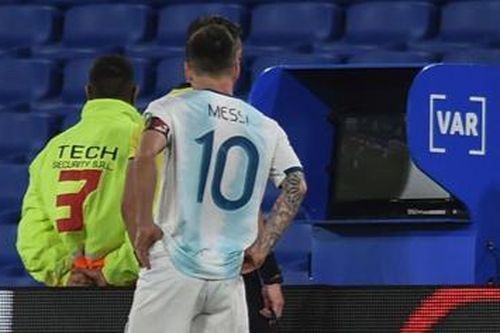 VAR gây tranh cãi lớn vì 'cướp' bàn thắng của Messi