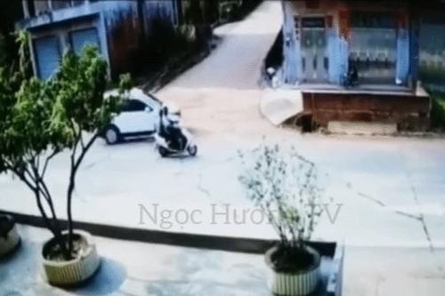 Clip: Tránh xe máy đi không dứt khoát, ô tô lao thẳng vào nhà dân khiến tất cả đều kinh sợ