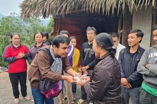 Nghệ sĩ Quyền Linh trao quà hỗ trợ cho bà con vùng lũ Quảng Bình