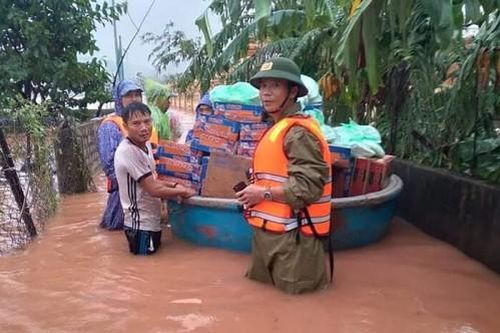Nhân dân tiếc thương vị chủ tịch xã qua đời do nhiễm trùng trong lúc cứu trợ người dân vùng lũ