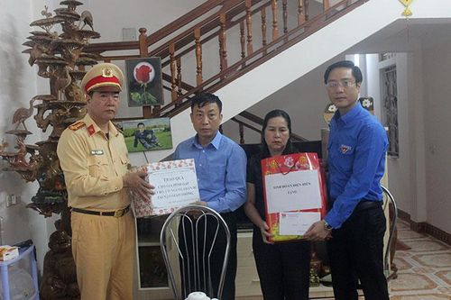 Ban An toàn giao thông tỉnh động viên gia đình nạn nhân tai nạn giao thông