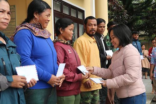 Báo Khánh Hòa trao ủng hộ của bạn đọc tới người dân tỉnh Thừa Thiên Huế