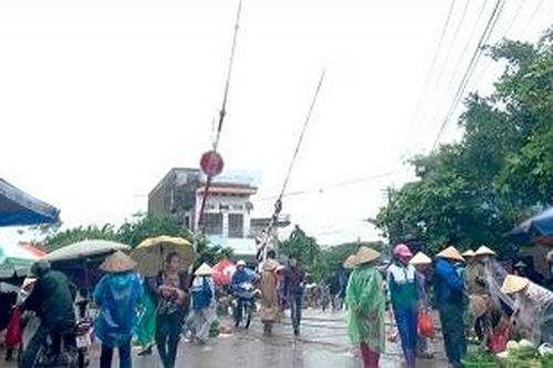 Cần chấm dứt tình trạng họp chợ ngay sát đường sắt