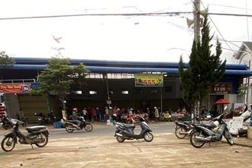Ngang nhiên lập chợ trên hành lang quốc lộ