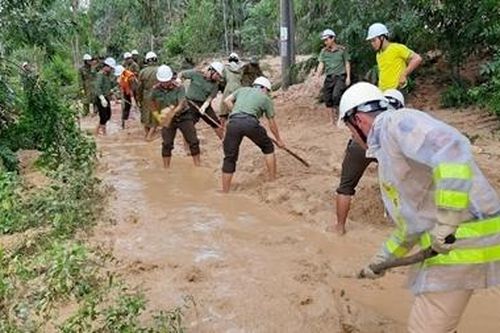 Giúp dân bớt khó khăn sau bão