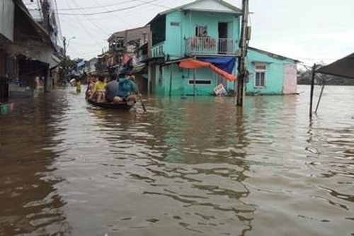 Xe công nông lật giữa dòng nước lũ, nữ sinh viên tử vong