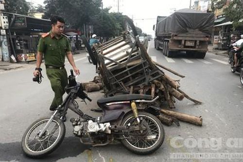 Thắng gấp, thùng xe lôi tự chế bay lên trời, rơi xuống đè chết tài xế
