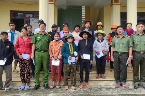 Báo Công an TPHCM trao quà đến đồng bào Quảng Ngãi thiệt hại do bão lũ
