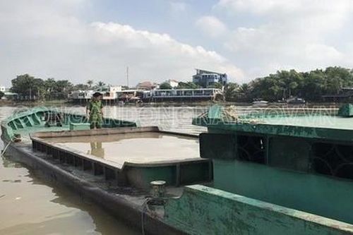 Trục vớt 7 ghe bị 'cát tặc' đánh chìm trong đêm trên sông Đồng Nai