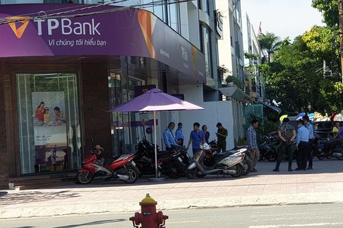 Nhanh chóng bắt giữ đối tượng dùng xăng đe dọa cướp ngân hàng
