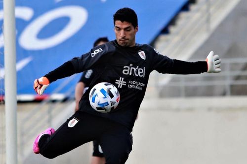 Suarez nhận 2 bàn thua khi làm thủ môn
