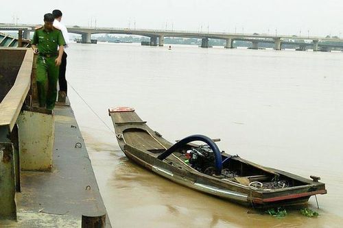 'Cát tặc' nhận chìm thuyền khi cảnh sát vây bắt