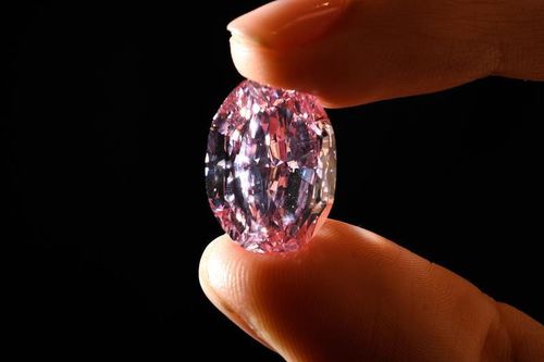Viên kim cương hồng giá gần 27 triệu USD