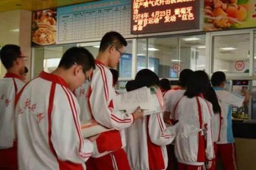 Học sinh Trung Quốc tranh thủ ôn bài trong giờ ăn trưa
