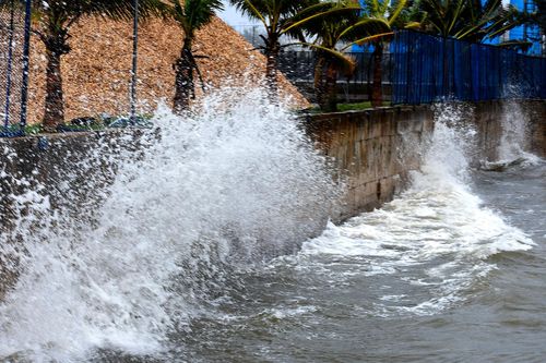 Sóng biển cao 4-6 m đánh vào cảng Dung Quất