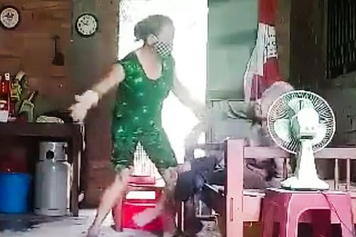 Truy tố người phụ nữ bạo hành mẹ