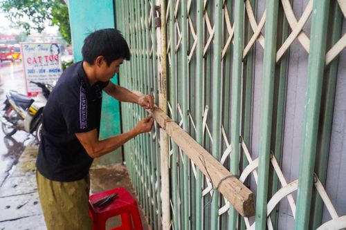 Người dân chằng buộc nhà cửa, tàu thuyền trước giờ bão số 13 đổ bộ