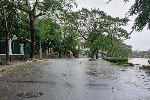 Bão số 13 di chuyển nhanh, Thừa Thiên Huế cấm người dân ra đường từ 12 giờ trưa nay