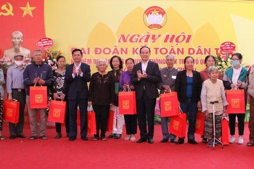 Phó Bí thư Thành ủy Nguyễn Ngọc Tuấn chung vui cùng Nhân dân, cán bộ phường Trung Tự trong 'Ngày hội Đại đoàn kết toàn dân tộc'