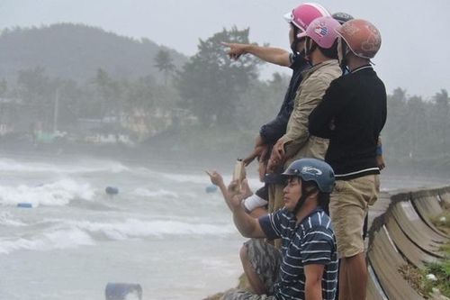 Ảnh hưởng bão Vamco: Đảo Lý Sơn gió giật cấp 10, biển động dữ dội