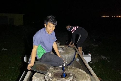 Tránh sự cố môi trường, Quảng Ngãi khẩn trương hút hàng chục tấn dầu trên tàu bị nạn