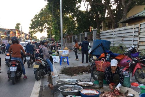 Chợ 'cóc' họp tràn lan trên đường Sa Đôi