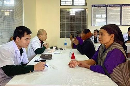 Đoàn công tác Bệnh viện Quân y 103 khám bệnh, tặng quà tại Phú Thọ