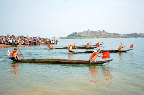 Hội đua thuyền độc mộc trên sông Pô Kô