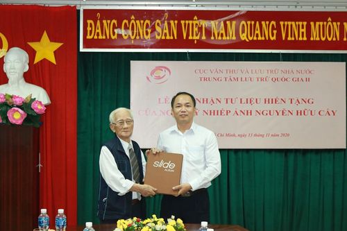 Trung tâm Lưu trữ quốc gia II đón nhận tài liệu quý về lịch sử dân tộc