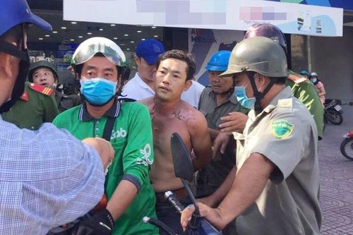 Người đàn ông tẩm xăng xông vào cướp ngân hàng