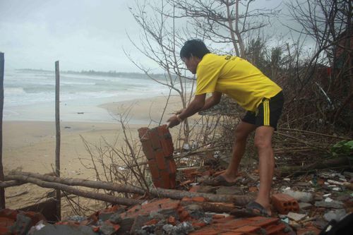 Hàng trăm người dân đảo Cồn Cỏ di tản xuống hầm trú bão