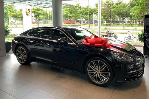 Bạn gái CEO Tống Đông Khuê khoe chìa khóa Porsche hơn 5 tỷ