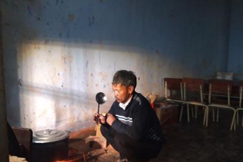 Người thầy chăm chút từng bữa cơm cho học trò vùng cao