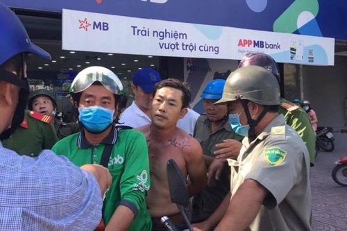 Tẩm xăng lên người rồi xông vào cướp ngân hàng