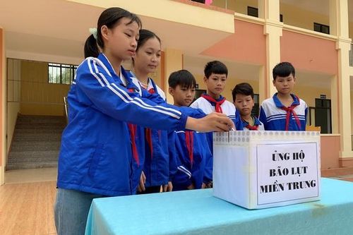 Phú Thọ: Ngành GD&ĐT Cẩm Khê quyên góp ủng hộ đồng bào miền Trung