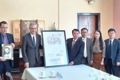 Đại sứ Pháp Warnery trao cho tỉnh Lâm Đồng tư liệu quý về dinh Cựu Hoàng Bảo Đại