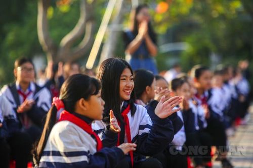 Nụ cười của hàng nghìn học sinh tỉnh Hà Tĩnh đón chào chương trình 'Tấm áo nghĩa tình miền Trung'