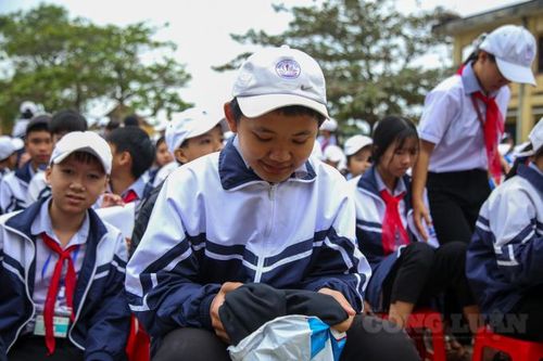 Hơn 2.000 chiếc áo ấm và nhiều phần quà được trao tặng cho các em học sinh tại Quảng Bình