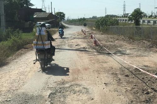 Đường gom cao tốc Bắc Giang - Lạng Sơn: Bất lực trước tình trạng xe chở đất 'tặc' lộng hành