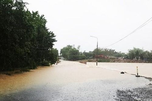 Hai mẹ con bị nước cuốn, con trai may mắn thoát chết