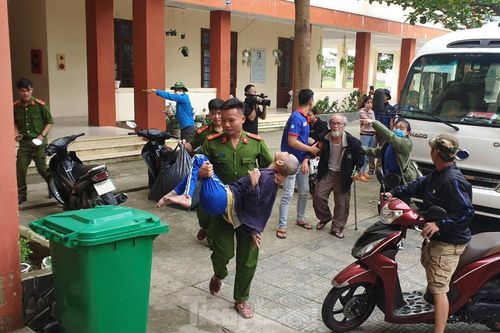Thanh niên Đà Nẵng 'đi từng ngõ, gõ từng nhà' giúp dân sơ tán tránh bão số 13