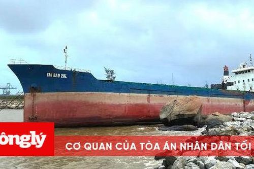 10 tấn dầu trên tàu gặp nạn ở cảng Dung Quất được hút lên bờ