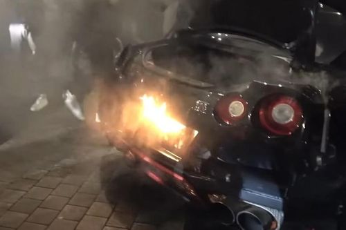 Sau màn 'nẹt pô khạc lửa' Nissan GT-R bốc cháy dữ dội