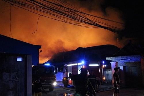 Công ty gỗ trong khu dân cư ở Bình Dương bốc cháy dữ dội