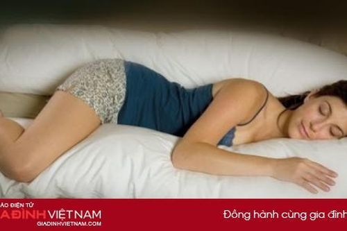 Tại sao nên kẹp một chiếc gối vào giữa hai chân khi ngủ?