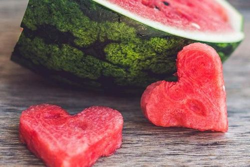 Nửa quả dưa hấu nhìn thấu lòng người