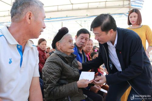 Phó Chủ tịch Thường trực UBND tỉnh Lê Hồng Vinh dự Ngày hội Đại đoàn kết tại huyện Anh Sơn
