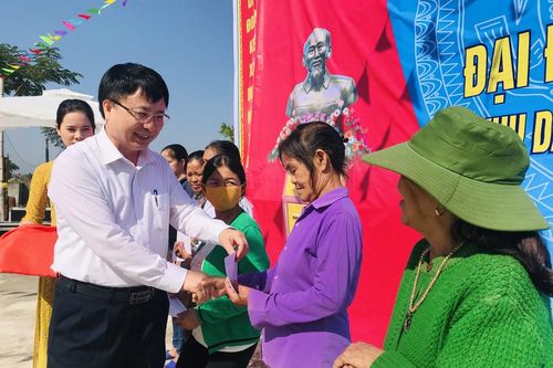 Phó Chủ tịch UBND tỉnh Bùi Đình Long chung vui Ngày hội Đại đoàn kết ở Yên Thành