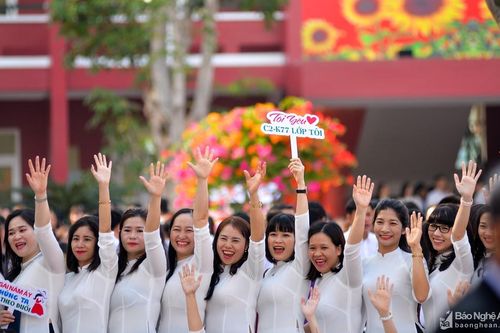 Niềm vui cựu học sinh về thăm ngôi trường 100 năm tuổi ở TP Vinh